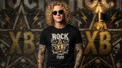 Rockiger blonder Mann mit Sonnenbrille trägt ein schwarzes Premium Rock T-Shirt aus 100 % gekämmter Baumwolle mit einer Grammatur von 185g/m²  sowie komplexem Design eines Sternes und den Worten Rock-Fight aus Öko-Tex zertifizierten Farben.
