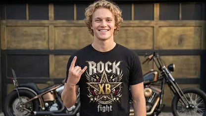 Mann vor einer Halle mit Motorrädern trägt hochwertiges schwarzes Premium Rock T-Shirt aus 100 % gekämmter Baumwolle mit Rock-Fight-Sternen Design von XB aus Öko-Tex zertifizierten Farben sowie einer Grammatur von 185g/m².