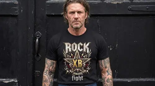 Reifer rockiger Mann trägt schwarzes Premium Rock T-Shirt mit hochwertigem Sternen-Design aus Öko-Tex zertifizierten Farben sowie einer Grammatur von 185g/m² aus 100 % gekämmter Baumwolle.