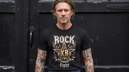 Reifer rockiger Mann trägt schwarzes Premium Rock T-Shirt mit hochwertigem Sternen-Design aus Öko-Tex zertifizierten Farben sowie einer Grammatur von 185g/m² aus 100 % gekämmter Baumwolle.