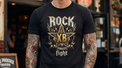 Bildausschnitt des Oberkörpers eines jungen Mannes mit schwarzem Premium Rock T-Shirt aus 100 % gekämmter Baumwolle und einer Grammatur von 185g/m² mit komplexem Design eines Rock-Sternes aus Öko-Tex zertifizierten Farben.
