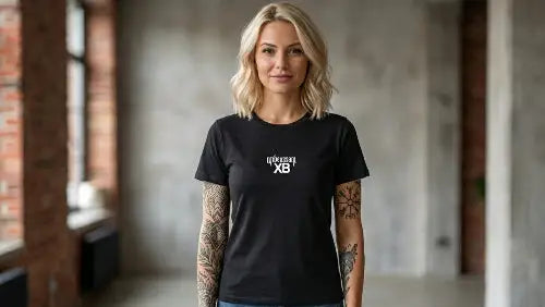 Junge blonde Frau in einer Halle trägt schwarzes Premium Rock T-Shirt mit unbeugsam-XB-Print.