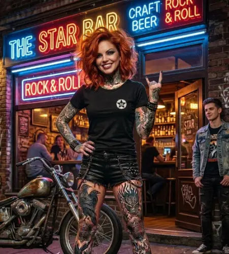 Rockige Frau vor Bar trägt schwarzes Premium Rock T-Shirt mit XB-Logo.