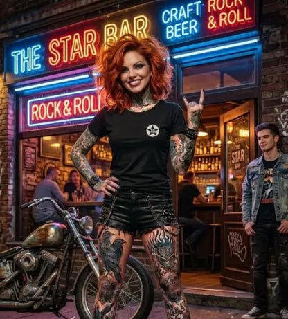Rockige Frau vor Bar trägt schwarzes Premium Rock T-Shirt mit XB-Logo.