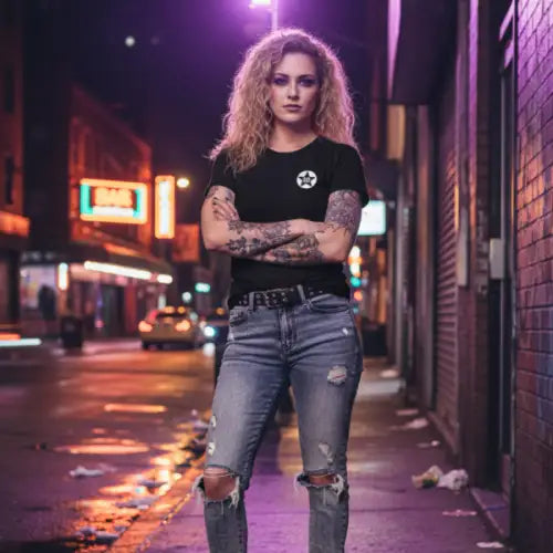 Frau auf der Strasse gegenüber einer Bar trägt ein Premium Rock T-Shirt Für Frauen mit rockiger Attitüde.