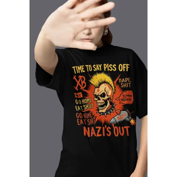 Frau trägt ein Punk T-Shirt für Männer und Frauen. Das Oversized Bio Unisex T-Shirt hat einen hochwertigen Druck eines Punkers und der Aufschrift TIME TO SAY PISS OFF-NAZIS OUT