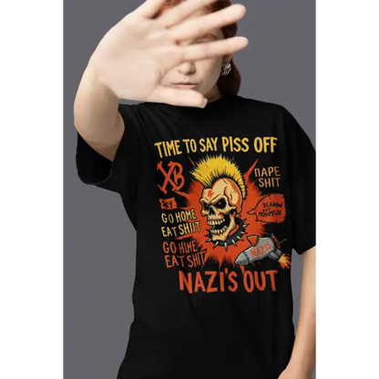 Frau trägt ein Punk T-Shirt für Männer und Frauen. Das Oversized Bio Unisex T-Shirt hat einen hochwertigen Druck eines Punkers und der Aufschrift TIME TO SAY PISS OFF-NAZIS OUT