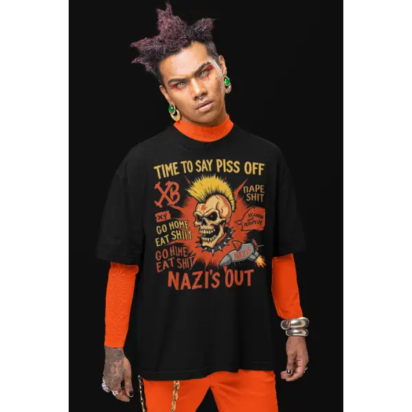 Mann trägt Punk T-Shirt für Männer und Frauen. Das Unisex Oversized Bio T-Shirt hat einen hochwertigen Druck eines Punks und der Aufschrift TIME TO SAY PISS OFF-NAZI OUT.