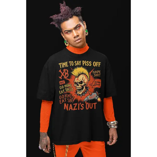 Mann trägt Punk T-Shirt für Männer und Frauen. Das Unisex Oversized Bio T-Shirt hat einen hochwertigen Druck eines Punks und der Aufschrift TIME TO SAY PISS OFF-NAZI OUT.