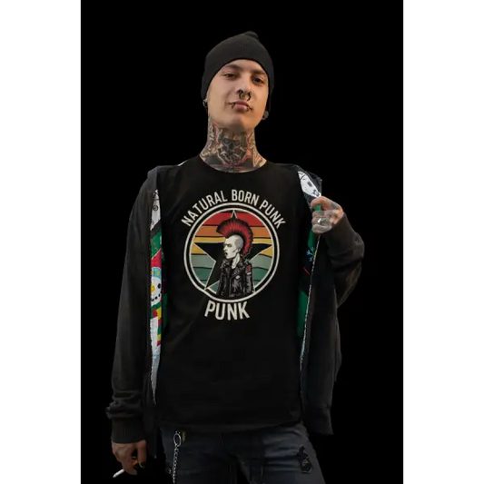 Mann mit geöffneter Jacke trägt Punk T-Shirt für Männer mit Aufdruck, Natural Born Punk.
