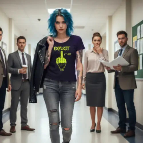 Junge Frau geht an Lehrern vorbei und trägt ein Premium Rock T-Shirt für Frauen mit dem Design-Explizit F...Off.