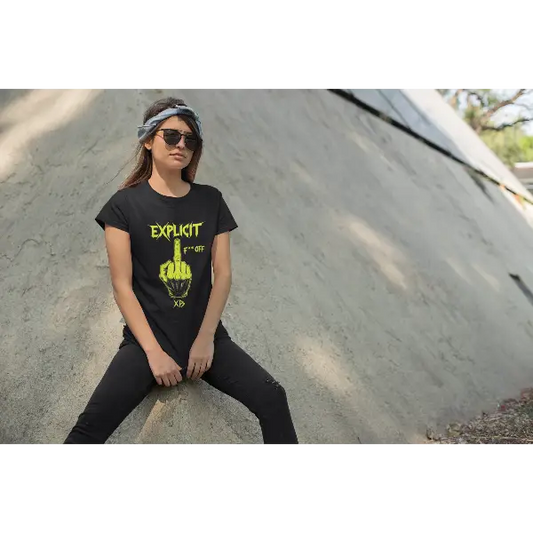 Model an Hauswand trägt ein Rock T-Shirt für Frauen mit dem Design-Explicit-F..Off.