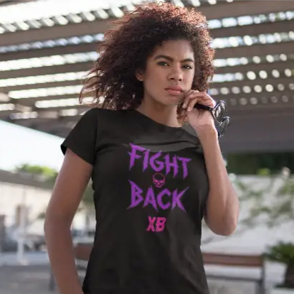 Model trägt ein Rock T-Shirt für Frauen mit Fight-Back-Design und Skull.