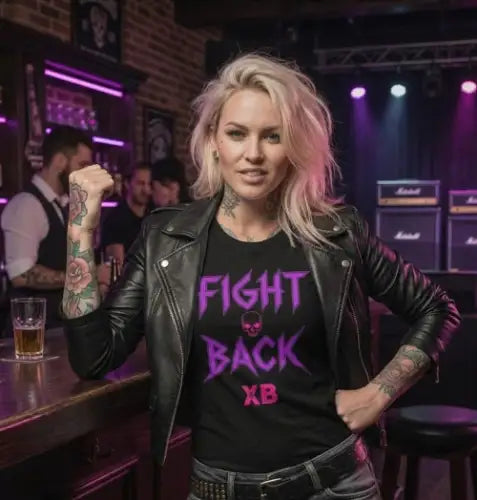Frau an Bar trägt ein Premium Rock T-Shirt mit hochwertigem Design-FIGHT BACK unter ihrer geöffneten Lederjacke.