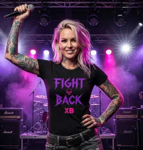 Sängerin im Probenraum trägt ein Premium Rock T-Shirt mit dem Design FIGHT BACK von XXCESSIVEBLACK.