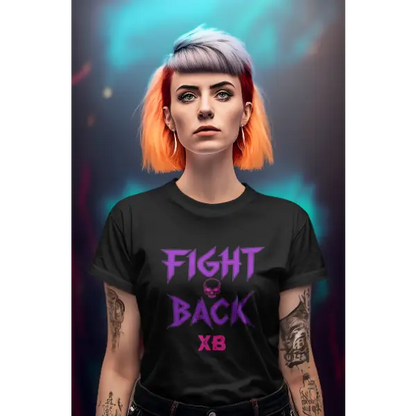Model trägt Rock T-Shirt für Frauen mit Fight-Back-Skull Design.
