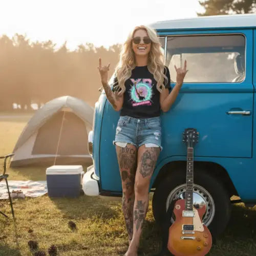 Junge Frau lehnt an einem VW Bus. Sie trägt ein Premium Rock T-Shirt für Frauen mit komplexem Design-Inner Storm.