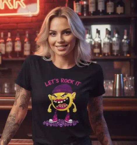 Frau an Bar trägt Premium Rock T-Shirt mit komplexem Rock-Monster Design.