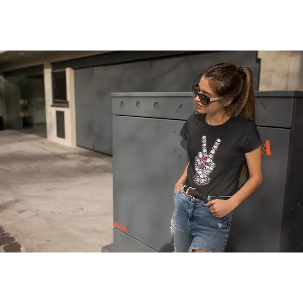 Junges Model trägt Rock T-Shirt für Frauen mit komplexem Hand-Skull-Design.