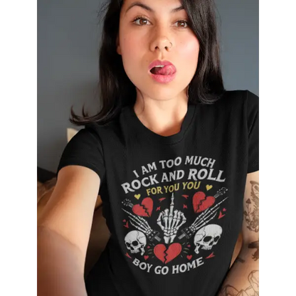 Frau streckt sexy ihre Zunge raus.Sie trägt ein Rock T-Shirt für Frauen mit einem hochwertigen Druck. i am too much rock n roll for you boy.
