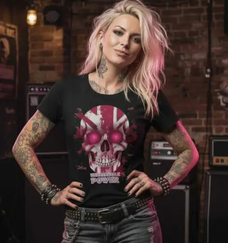 Junge Frau trägt ein Premium Rock T-Shirt mit komplexem Skull-Design.