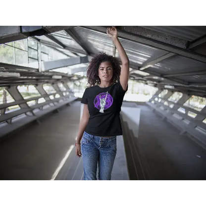 Model trägt Rock T-Shirt für Frauen mit hochwertigem Design einer weiblichen Hand im Devil's-Horn-Stil.