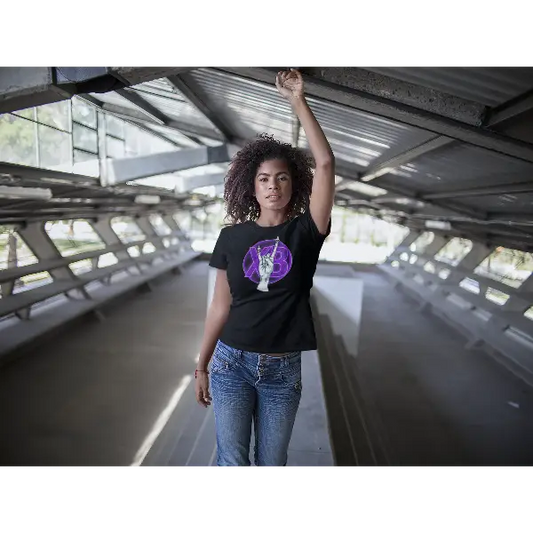 Model trägt Rock T-Shirt für Frauen mit hochwertigem Design einer weiblichen Hand im Devil's-Horn-Stil.