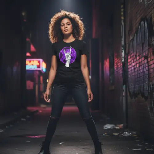 Frau in Seitenstraße trägt ein Premium Rock T-Shirt für Frauen, Design-XB Horn-Violet.