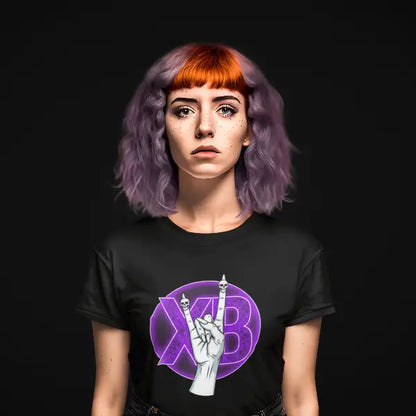 Model trägt Rock T-Shirt für Frauen mit hochwertigem komplexen Design einer weiblichen Hand die das Devilshorn Symbol formt.