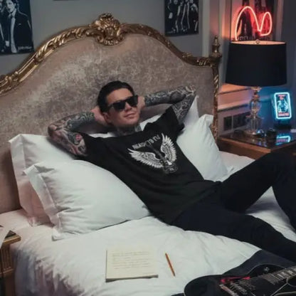 Rockstar im Hotelbett trägt ein Premium Rock T-Shirt für Männer mit Ready To Fly-Design.