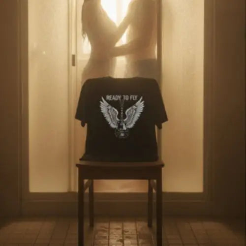 Ein Stuhl über dem ein Premium Rock T-Shirt für Männer hängt. Es trägt das Design Ready To Fly.