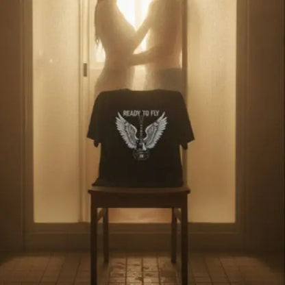 Ein Stuhl über dem ein Premium Rock T-Shirt für Männer hängt. Es trägt das Design Ready To Fly.