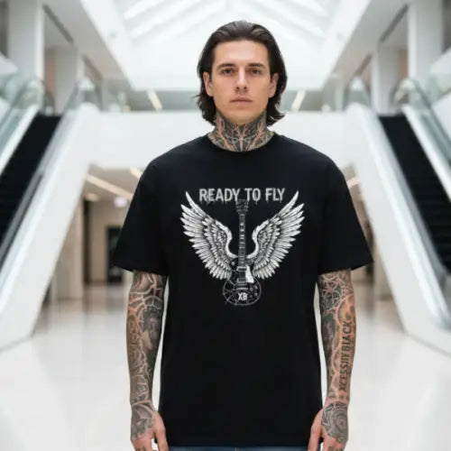 Mann vor Rolltreppen trägt ein Premium Rock T-Shirt für Männer mit Design-Ascendant-Axe-Ready To Fly.