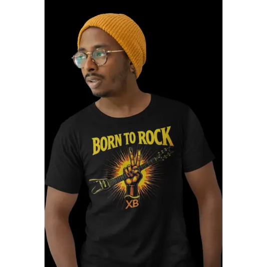 Mann trägt ein Rock T-Shirt mit hochwertigem Druck, Born To Rock. Eine Gitarre mit einer Hand, die das Peace-Zeichen macht.