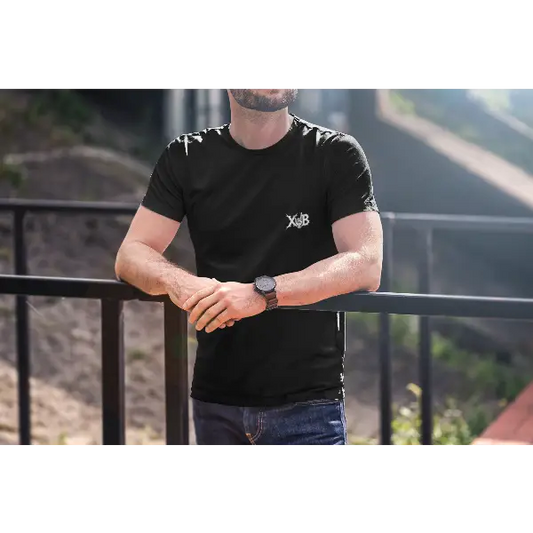 Mann trägt Rock T-Shirt für Männer mit diskretem XB-Rock-Design.