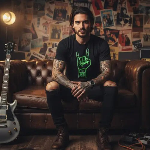 Mann auf einem Ledersofa trägt ein Premium Rock T-Shirt für Männer mit auffälligem Hand-Horn-Design.