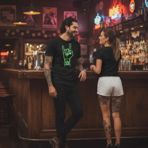 Mann an Bar trägt ein Premium Rock T-Shirt für Männer mit rockigem Hand-Design.