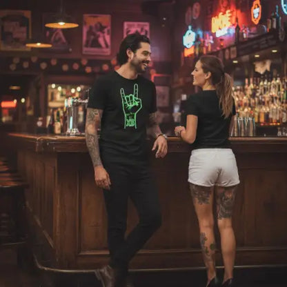 Mann an Bar trägt ein Premium Rock T-Shirt für Männer mit rockigem Hand-Design.