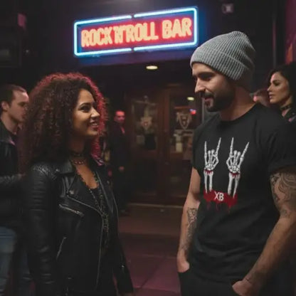 Eine Frau und ein Mann mit einem Premium Rock T-Shirt für Männer mit komplexem Design unterhalten sich.