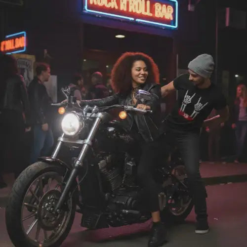 Frau nimmt Mann mit Premium Rock T-Shirt für Männer im Devil-Horns-Style mit ihrem Motorrad mit.