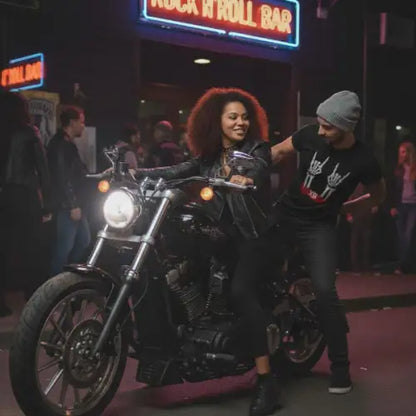 Frau nimmt Mann mit Premium Rock T-Shirt für Männer im Devil-Horns-Style mit ihrem Motorrad mit.