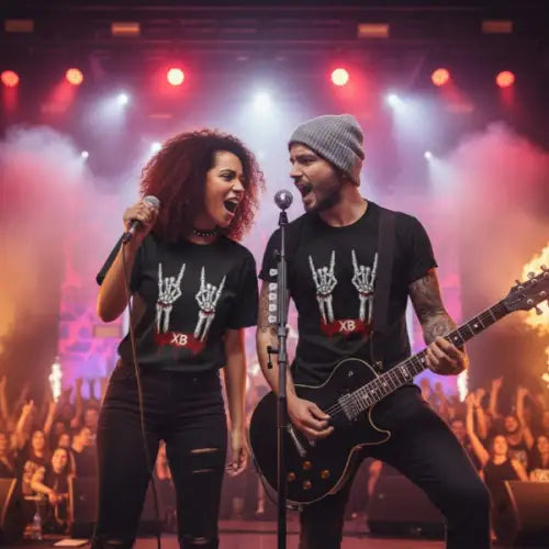 Ein Paar trägt jeweils ein Premium Rock T-Shirt für Männer mit Devil-Horn-Hands-Design und rocken die Bühne.