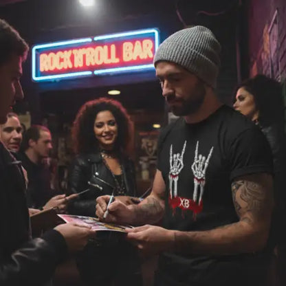 Mann bei Autogramm-Stunde trägt Premium Rock T-Shirt für Männer mit Devil-Horns-Design.