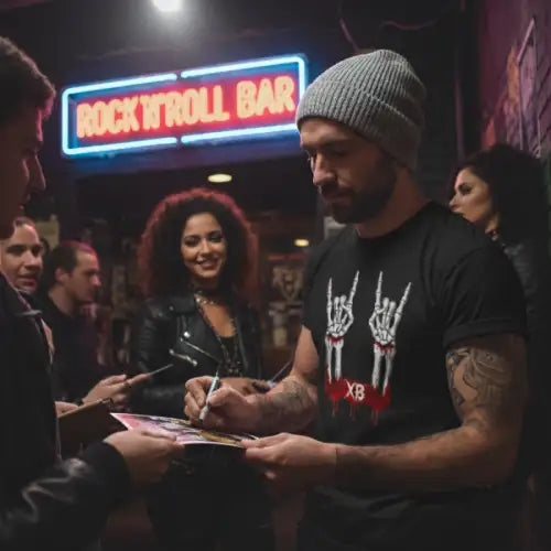 Mann bei Autogramm-Stunde trägt Premium Rock T-Shirt für Männer mit Devil-Horns-Design.