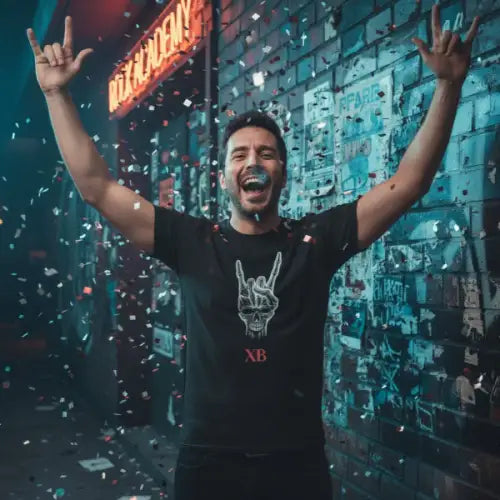Jubelnder Mann trägt ein Premium Rock T-Shirt für Männer mit Devilshorn-Skull-Design.