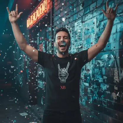 Jubelnder Mann trägt ein Premium Rock T-Shirt für Männer mit Devilshorn-Skull-Design.