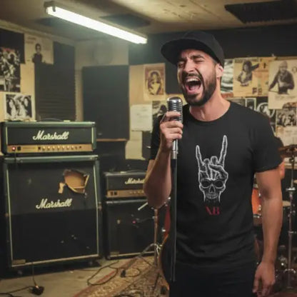 Sänger im Probenraum trägt ein Premium Rock T-Shirt für Männer mit Skull-Hand-Design.