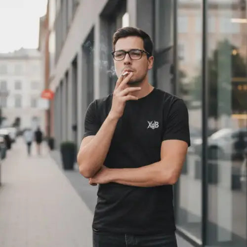 Mann raucht Zigarette und trägt ein Premium Rock T-Shirt für Männer mit diskretem Design.