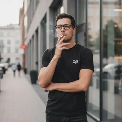 Mann raucht Zigarette und trägt ein Premium Rock T-Shirt für Männer mit diskretem Design.