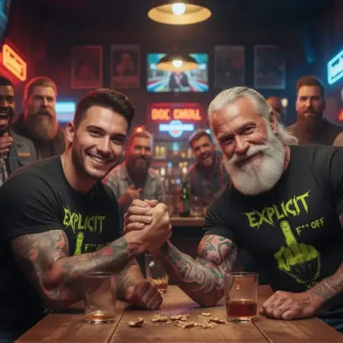 Zwei Männer machen Arm-Drücken und tragen je ein Premium  Rock T-Shirt für Männer mit Stinkefinger-Design.